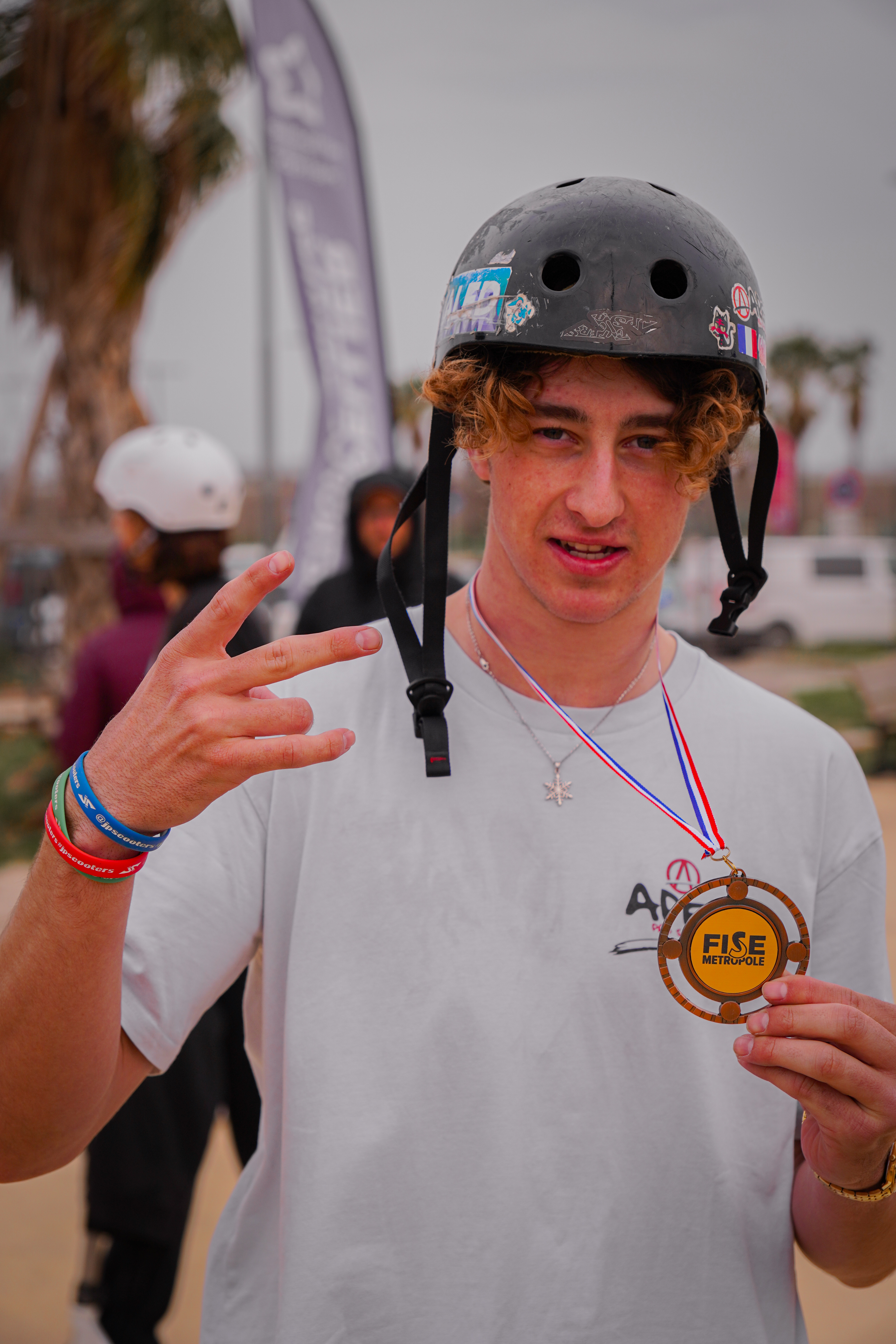 Camille Scooters avec une médaille